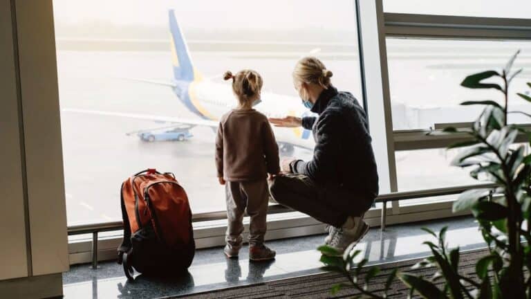 How to survive a long journey and entertain children while traveling?