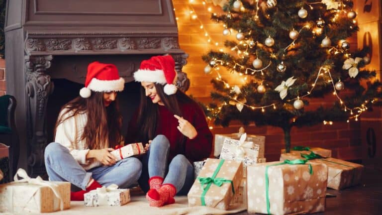 Vianočné darčeky pre cestovateľov 2024: Čím rozžiariť oči či dojať k slzám dobrodruhov?